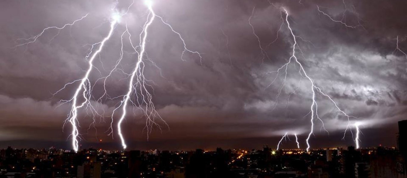 Έντονα τα καιρικά φαινόμενα μέχρι και την Τρίτη- Σφοδρές καταιγίδες (βίντεο)